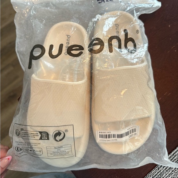 Cream Slides - Picture 4 of 4